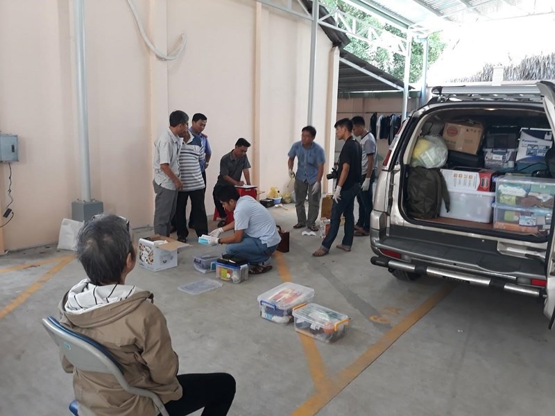 Công an khám xét chiếu cô tô bị tạm giữ.
