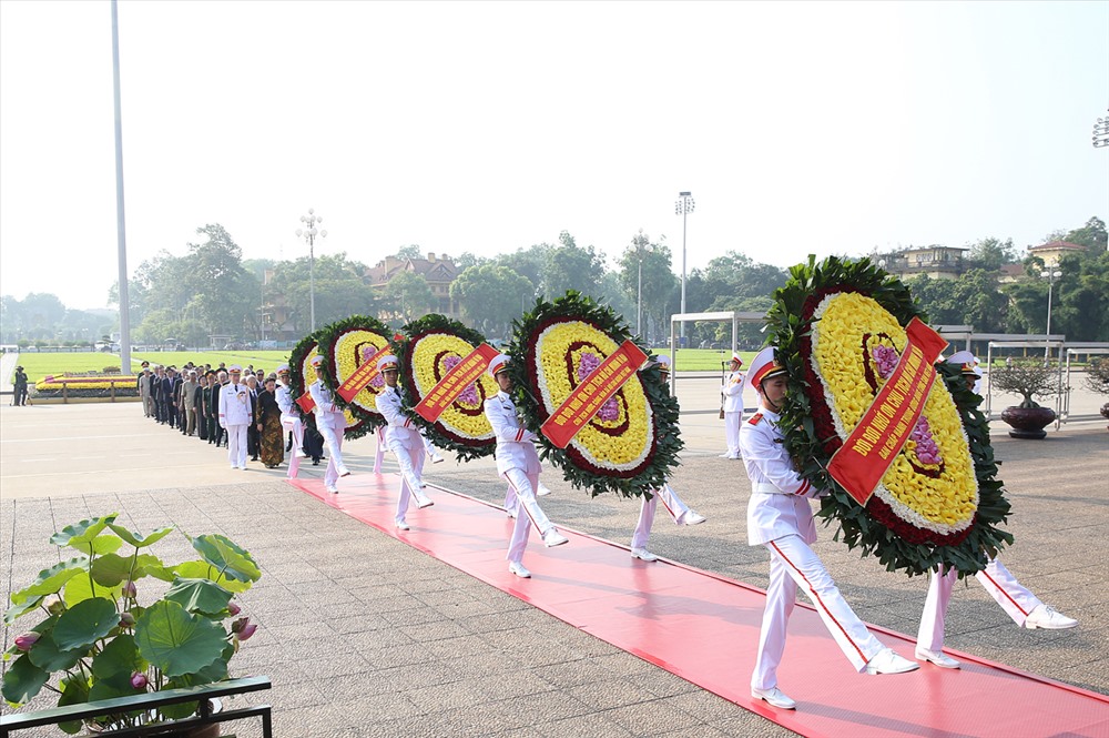 Lãnh đạo Đảng, Nhà nước viếng Chủ tịch Hồ Chí Minh. Ảnh VGP/Nhật Bắc