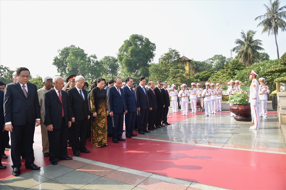 Đoàn lãnh đạo Đảng, Nhà nước tưởng niệm các Anh hùng liệt sĩ. Ảnh VGP/Nhật Bắc
