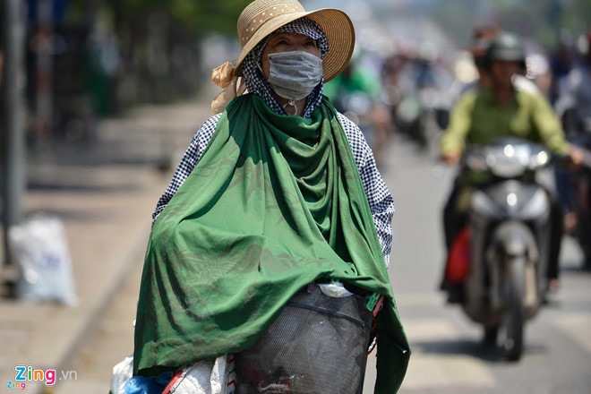 Nhiều người dân phải che chắn nhiều lớp quần áo khi ra đường. Ảnh:Hoàng Đông.