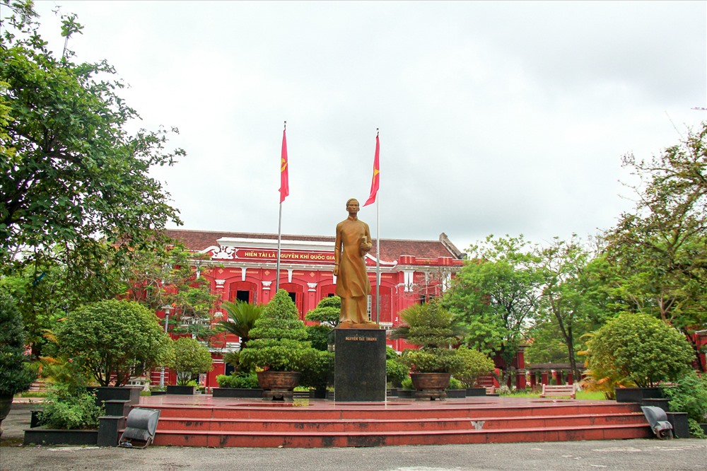 Trường Quốc Học Huế (đường Lê Lợi , TP. Huế).