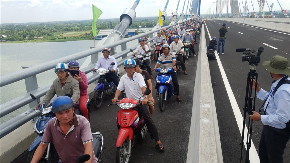 Người dân lưu thông qua cầu Vàm Cống trong ngày thông xe