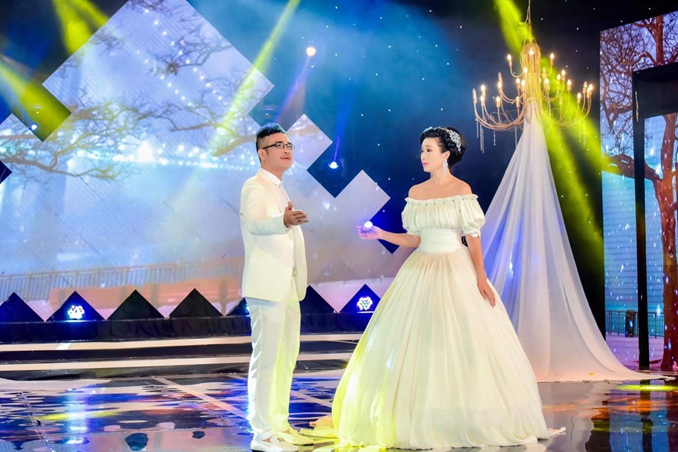 Ca sĩ Vương Bảo Tuấn và NSƯT Trịnh Kim Chi trên sân khấu.