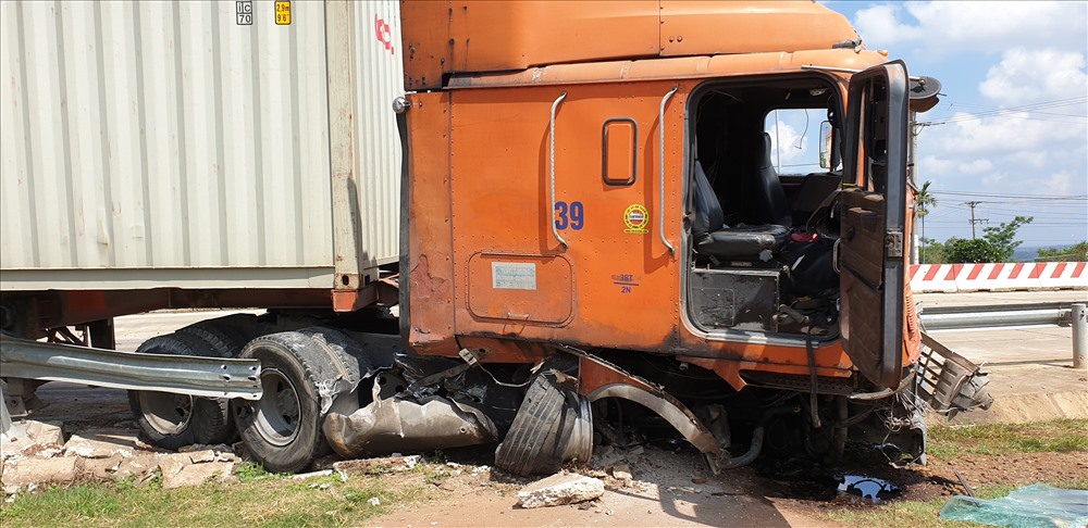 Xe Container đâm vào lề đường và bị biến dạng phần đầu. Ảnh: P.V