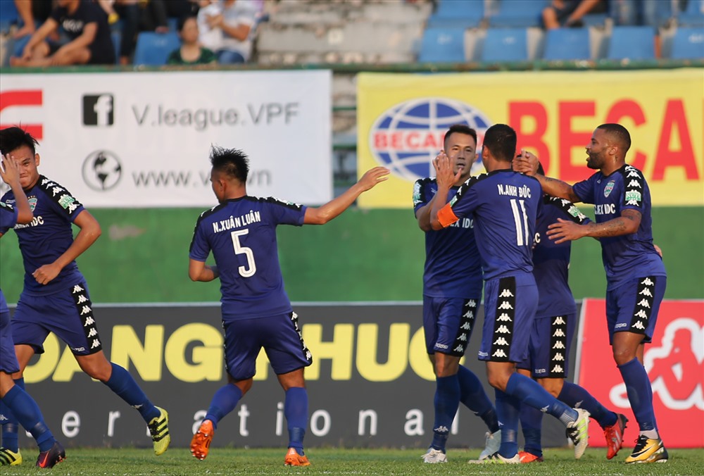 B. Bình Dương dẫn điểm từ sớm nhưng lại để HAGL gỡ hòa chung cuộc 1-1.