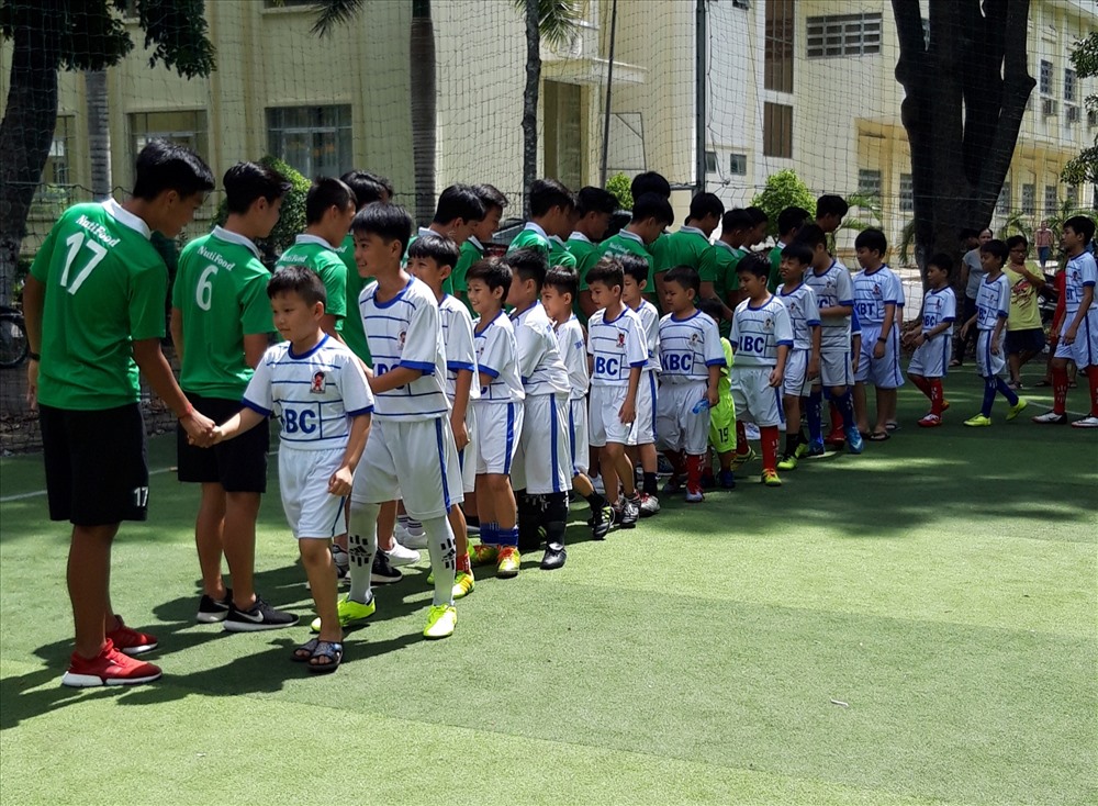 Học viện bóng đá NutiFood giao lưu cùng các em trung tâm bóng đá Kidball