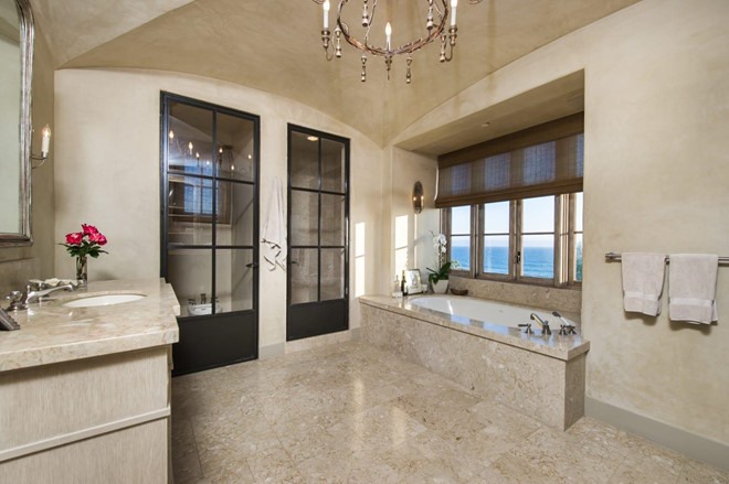 Phòng tắm chính cũng có góc nhìn ra đại dương. Ảnh: TheAgencyRE.
