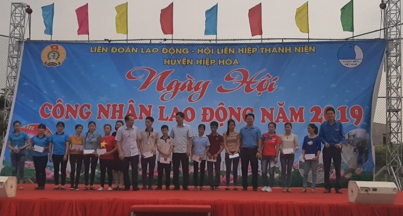 Đồng chí Ngô Biên Cương, Phó Chủ tịch Thường trực Liên đoàn Lao động tỉnh và đồng chí Vũ Chí Kỳ, Phó Bí thư Thường trực, Chủ tịch HĐND huyện trao quà cho công nhân lao động có hoàn cảnh khó khăn.