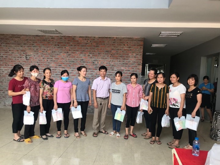 CNLĐ được nhận quà.