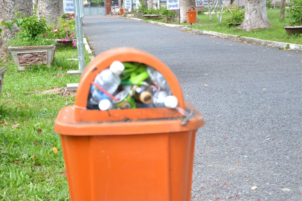 Phong trào toàn trường thu gom rác không chỉ mang lại cho khuôn viên nhà trường cảnh quan Xanh- sạch- đẹp... Ảnh: LT