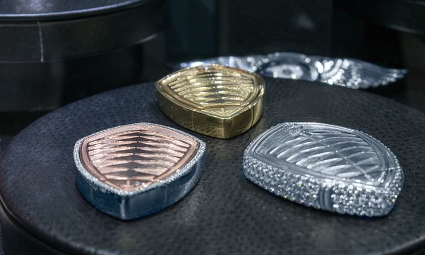 Chìa khóa của Koenigsegg làm từ Platinum được tạo hình độc đáo giống chiếc khiên.