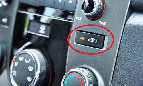 Khi lái xe, bạn cần nên lấy gió trong thay vì lấy gió ngoài để xe tránh ẩm mốc khi trời đổ mưa.
