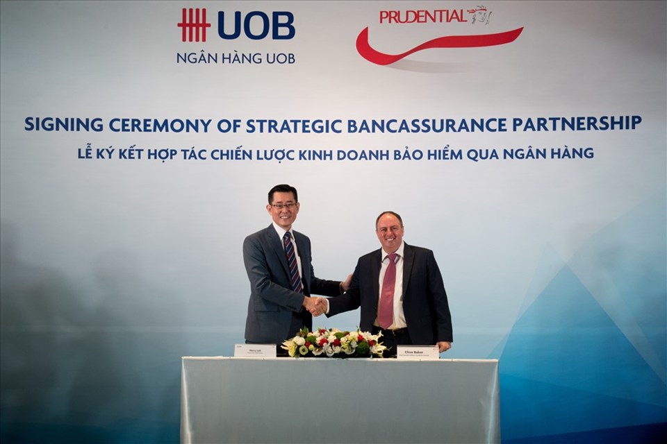 Prudential Việt Nam và UOB Việt Nam chính thức ký kết thoả thuận hợp tác chiến lược triển khai mô hình kinh doanh bảo hiểm qua ngân hàng. Prudential Việt Nam và UOB Việt Nam chính thức ký kết thoả thuận hợp tác chiến lược triển khai mô hình kinh doanh bảo hiểm qua ngân hàng.