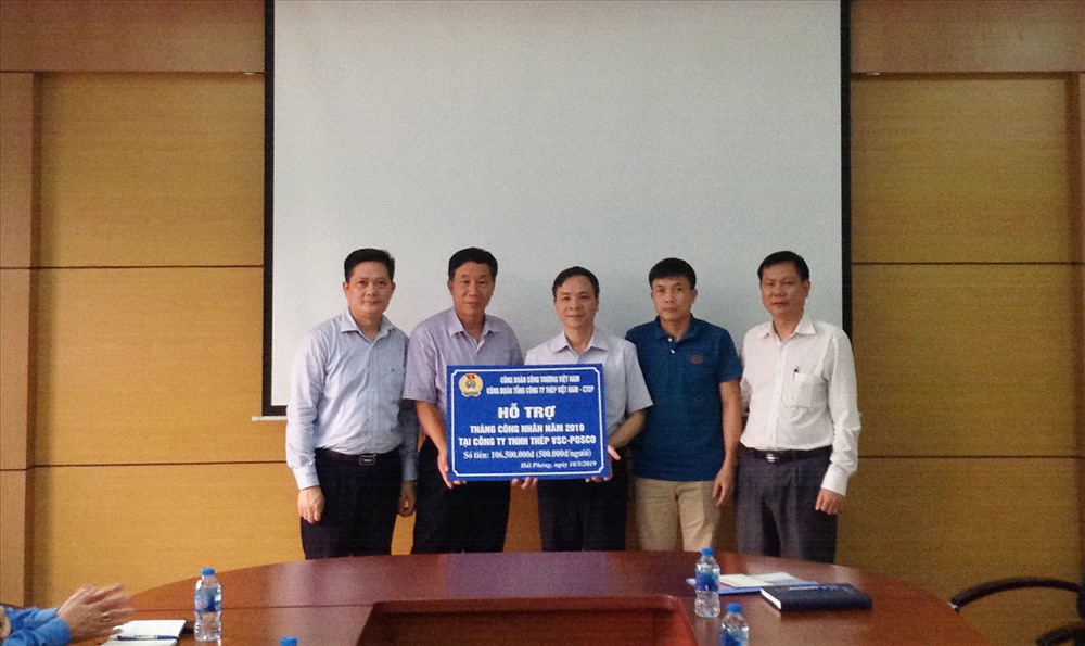 Đại diện CĐ TCty Thép Việt Nam trao quà cho đoàn viên, NLĐ. Ảnh: T.T