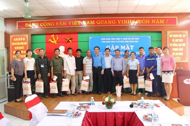 Đoàn công tác của Công đoàn Hàng hải Việt Nam trao quà cho đoàn viên khó khăn. Ảnh: P.P