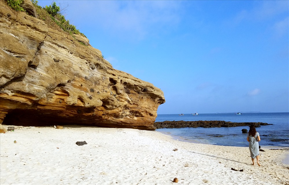 Với vách núi đá bắt hình vòm nhô ra biển, bãi cát hình vòng cung với những hòn đá đủ hình thù là nét đẹp riêng của Chùa Hang. 