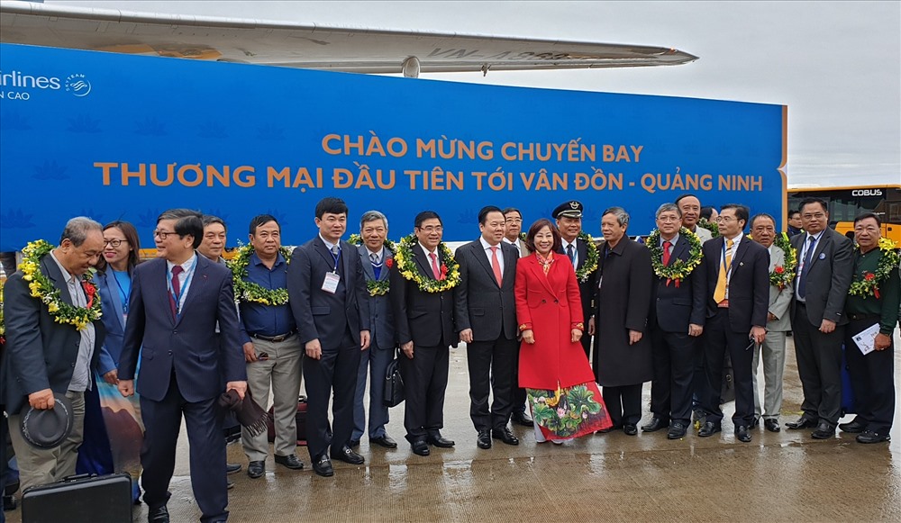 Những vị khách đầu tiên trên chuyến bay nội địa tới Vân Đồn.