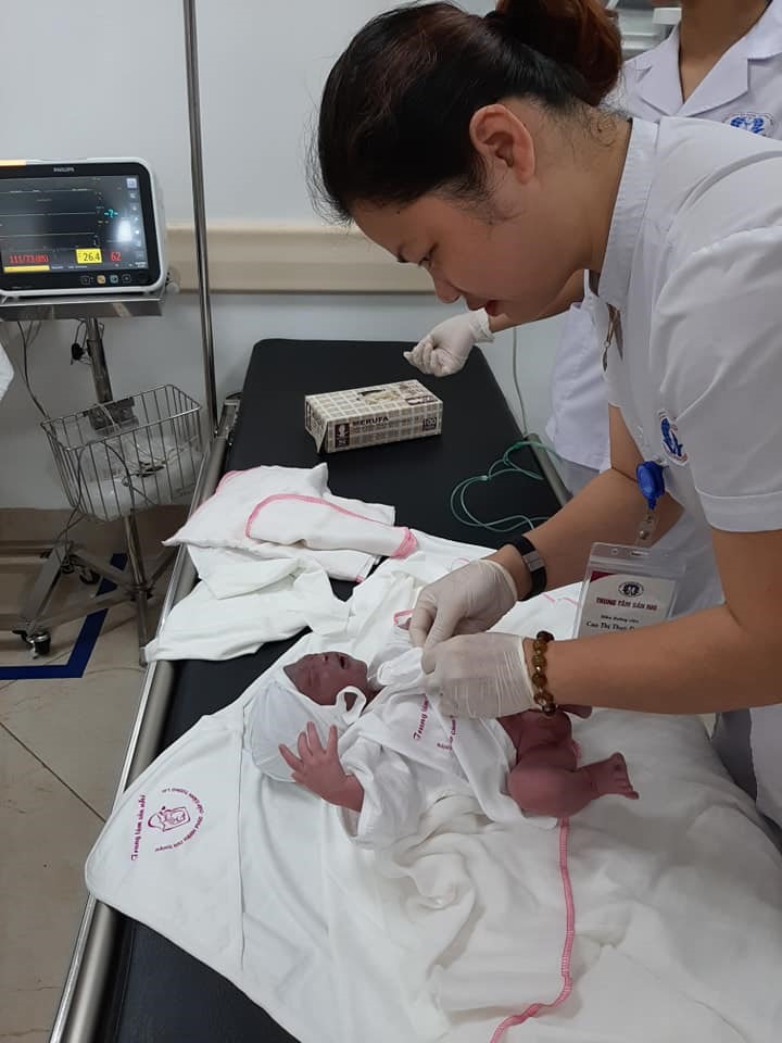 Bé sơ sinh hồng hào sau khi được cấp cứu