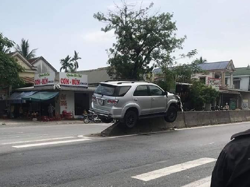 Chiếc xe nằm gọn trên dải phân cách.