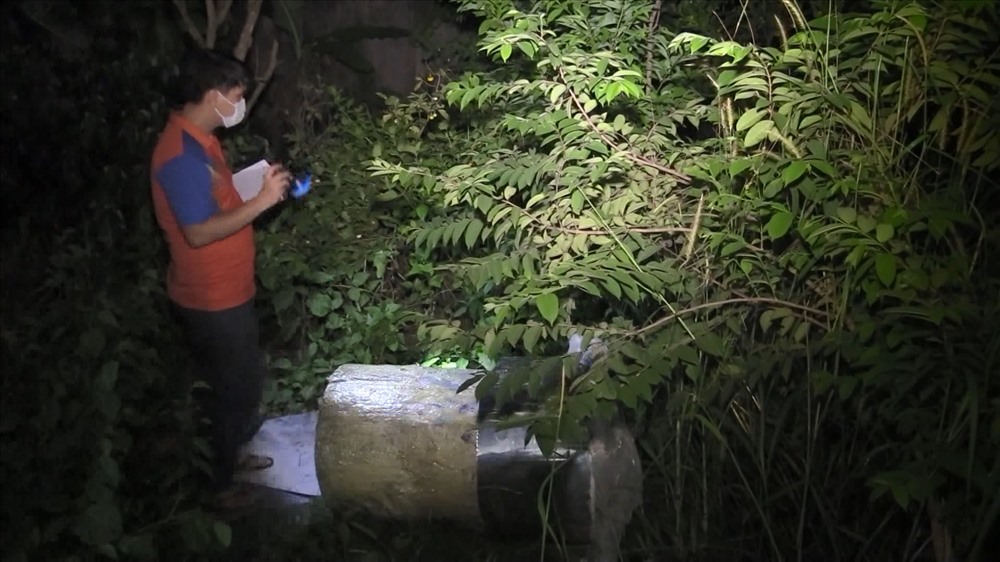 Thi thể ông Linh bị giấu trong thùng nhựa hình trụ đổ bê tông, bọc keo bên ngoài.