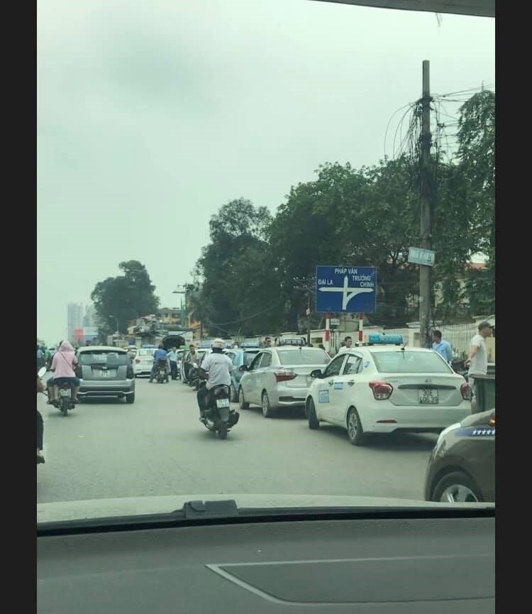 Ngay sau biển cấm dừng đỗ là hàng loạt taxi ngang nhiên vi phạm. Ảnh: T.T.a