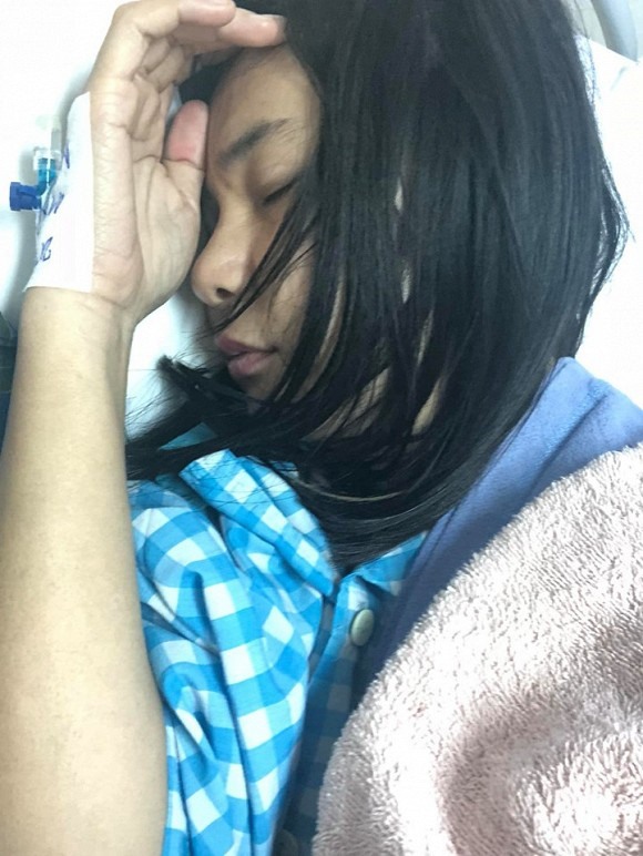 Hình ảnh Cát Phượng nằm bất tỉnh trong bệnh viện được người em chụp lại. Ảnh: FBNV.