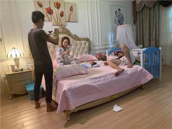 Hình ảnh Vũ - Thư và con mới sinh từng được tiết lộ trước đây.