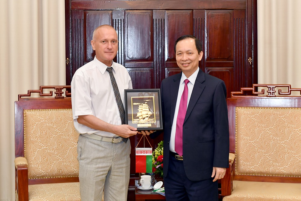 Phó Thống đốc Ngân hàng Nhà nước, Chủ tịch Công đoàn Ngân hàng Việt Nam Đào Minh Tú trao quà tới đại diện Công đoàn ngành Tài chính - Ngân hàng Belarus. Ảnh: N.H