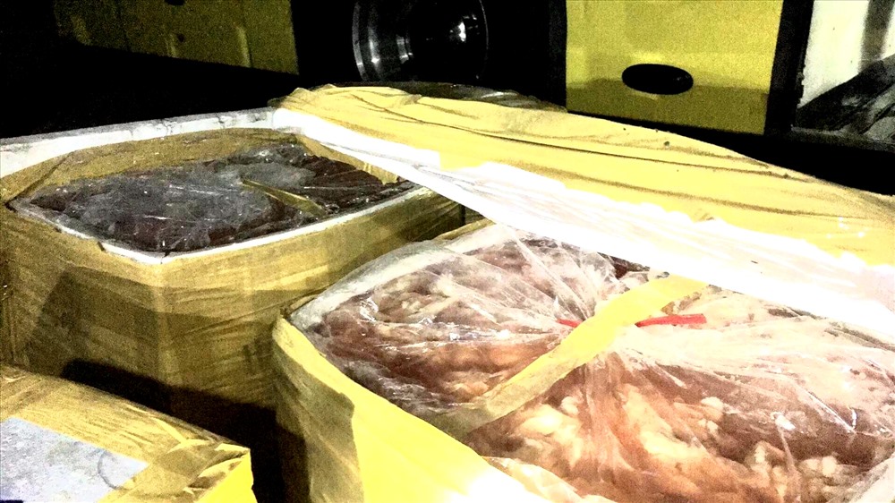 460 kg nội tạng động vật đã bốc mùi hôi thối.
