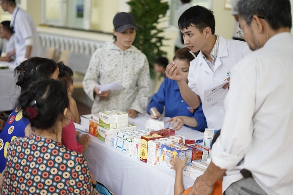 Một số hình ảnh bác sĩ BV Nhi TƯ khám và cấp phát thuốc cho người dân. Ảnh: X.Tùng