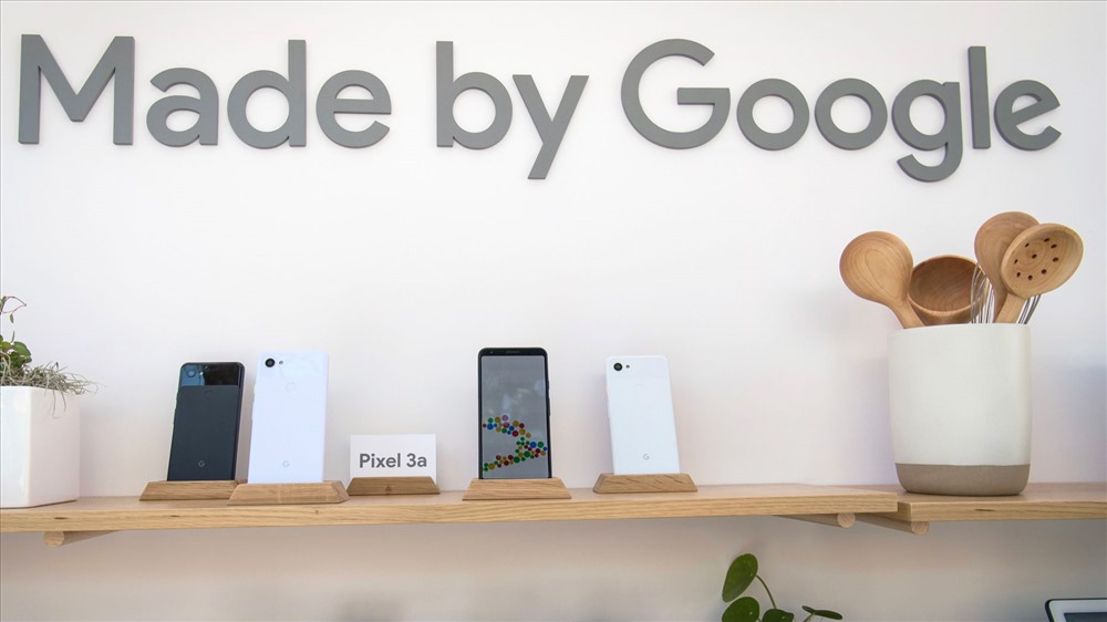 Một bộ sưu tập các thiết bị phần cứng của Google. Nguồn: Bloomberg
