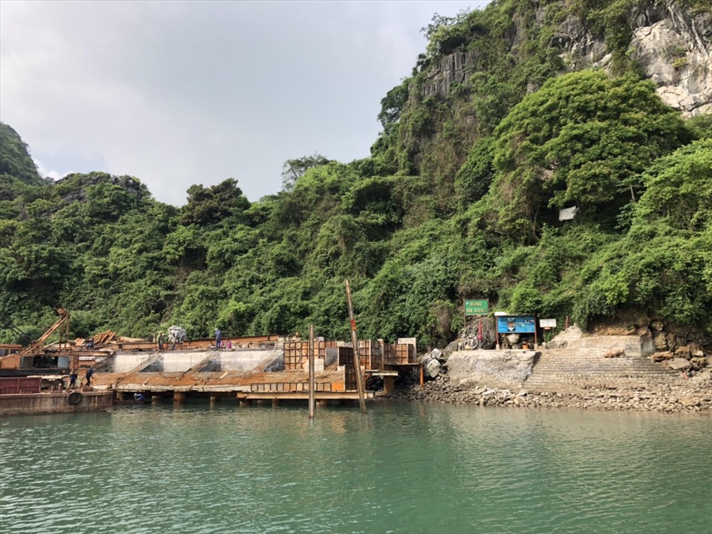 Thi công nâng cấp bến tàu tham quan động Mê Cung. Ảnh: N.H