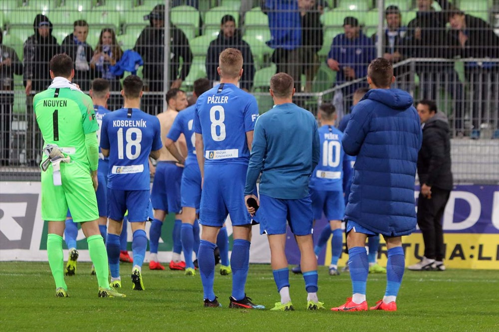 Họ của bố được Filip Nguyễn in trên lưng áo đấu. Ảnh Slovan Liberec