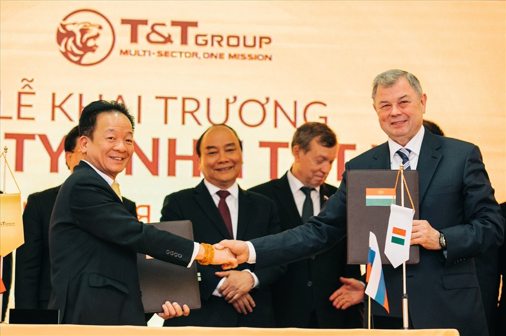 Chủ tịch HĐQT kiêm Tổng giám đốc Tập đoàn T&T Group Đỗ Quang Hiển và Thống đốc tỉnh Kaluga Anatoly Artamonov trao thỏa thuận hợp tác khung giữa tỉnh Kaluga và T&T Group. Ảnh: T&T