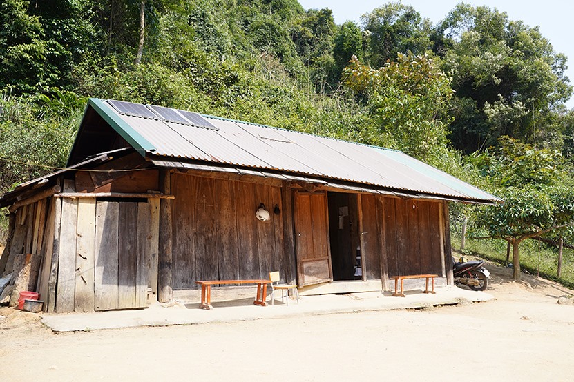 Công trình nhà vệ sinh xuống cấp và nhà công vụ chật chội ảnh hưởng trực tiếp đến đời sống sinh hoạt của các thầy giáo và học sinh tại điểm trường Huổi Xái 1.