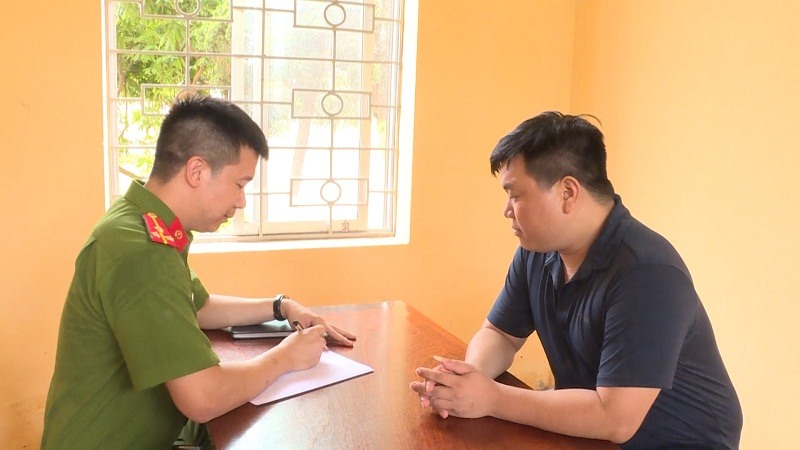 Lực lượng chức năng hỏi cung đối tượng Bằng – kẻ cầm đầu đường dây đánh bạc.