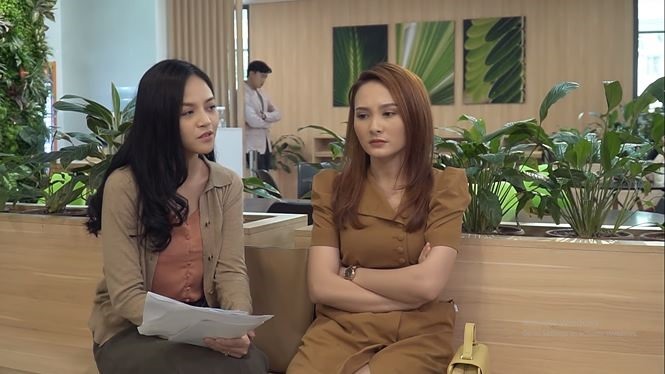 Vũ nghe được cuộc nói chuyện của Anh Thư và Thu Huệ.
