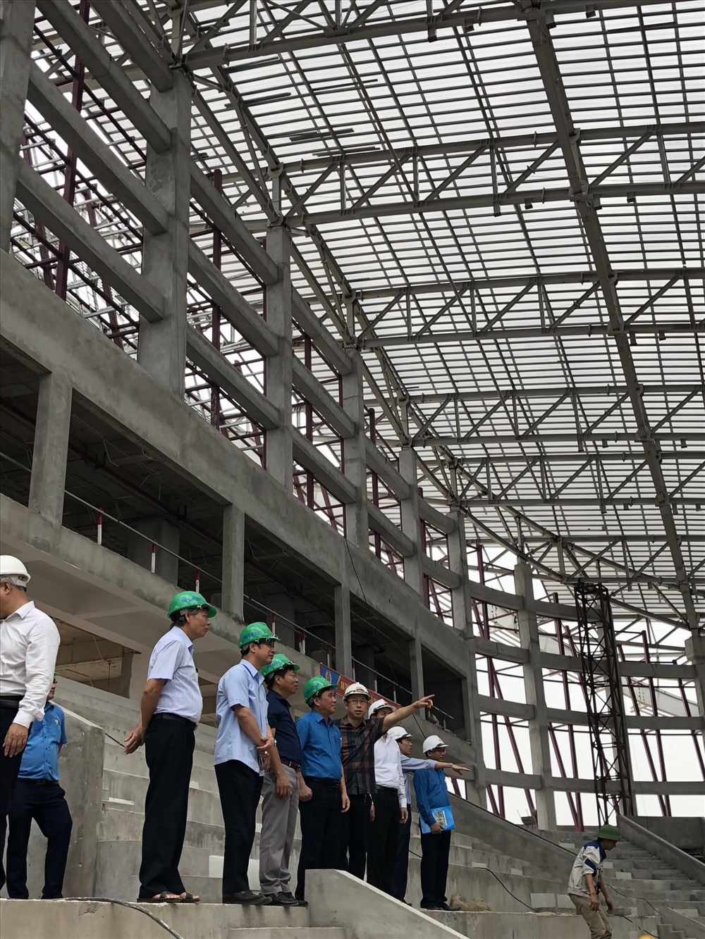 Các đồng chí lãnh đạo tham quan công trình.