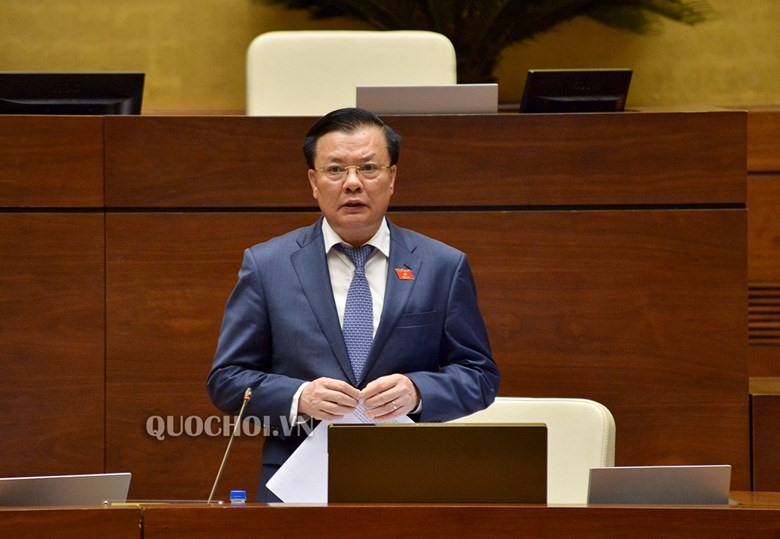 Bộ trưởng Tài chính Đinh Tiến Dũng giải trình trước Quốc hội sáng 24.5. Ảnh: Quochoi. vn