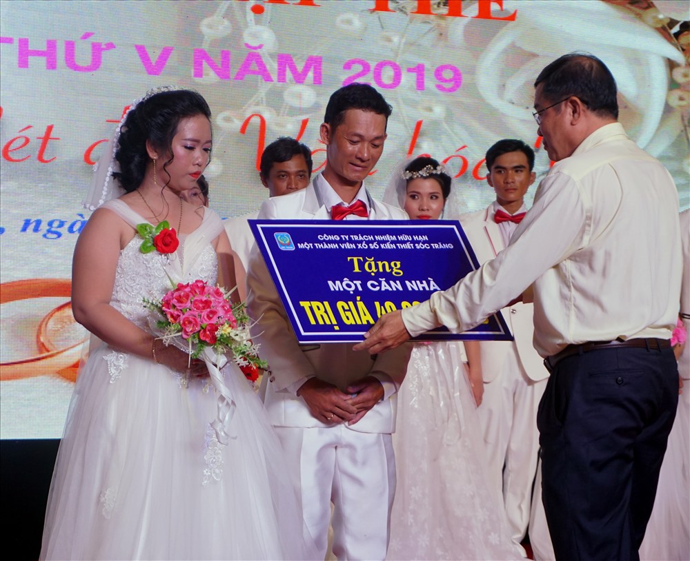 Một cặp đôi khó hoàn cảnh khó khăn được tặng mái ấm công đoàn 40 triệu đồng