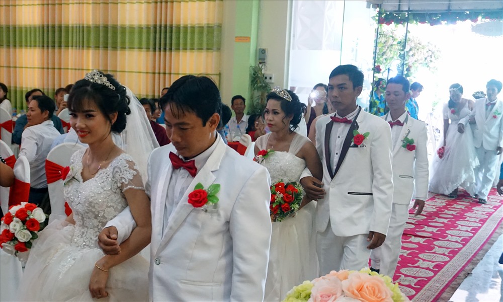 Từ từ tiến vào sân Lễ cưới