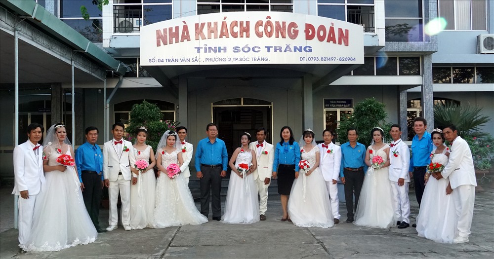 Trước đó cả 7 cặp đôi tập kết tại Nhà khách Công đoàn, để đi diễu hành một số tuyến đường
