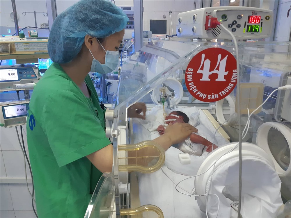 Bé Bình An được chăm sóc đặc biệt tại Trung tâm chăm sóc và điều trị sơ sinh- BV Phụ sản TƯ. Ảnh: Thùy Linh
