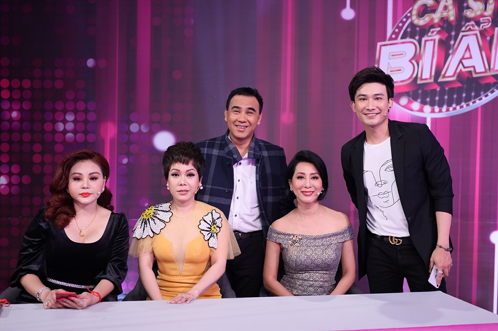 Dàn nghệ sĩ trong chương trình “Ca sĩ bí ẩn“.