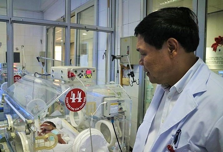 PGS Trần Danh Cường thăm bé Đỗ Bình An. Ảnh: N.Huyền