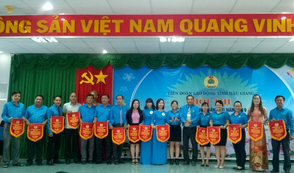 Ban tổ chức trao cờ lưu niệm cho 15 đội tham gia hội thi Công đoàn giỏi
