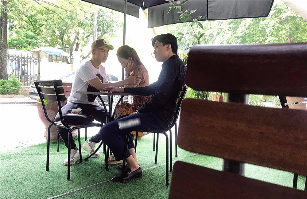 Trong khi Vũ mặt lạnh lùng thì Dũng lại rất lo lắng cho Thư.