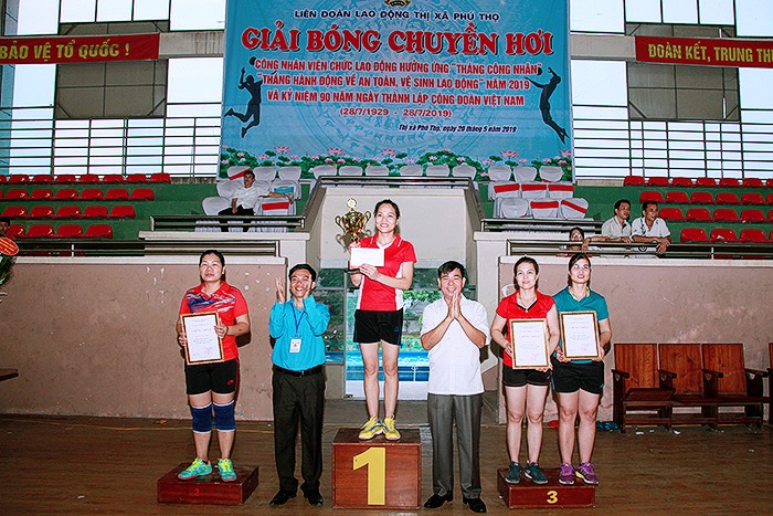 Lãnh đạo ban Dân vân Thị ủy và LĐLĐ thị xã trao cúp giải nhất và các giải cho các đội bóng