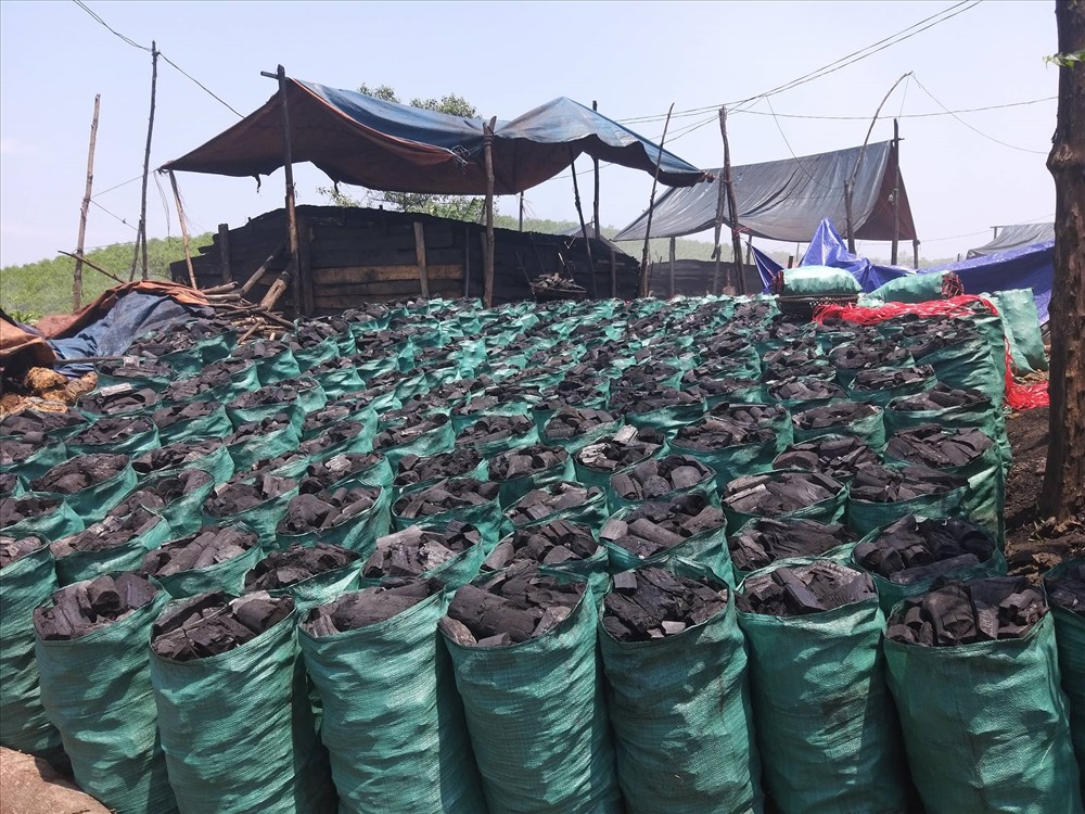 Than sau khi được đốt thủ công, chất thành bì bán ra thì trường