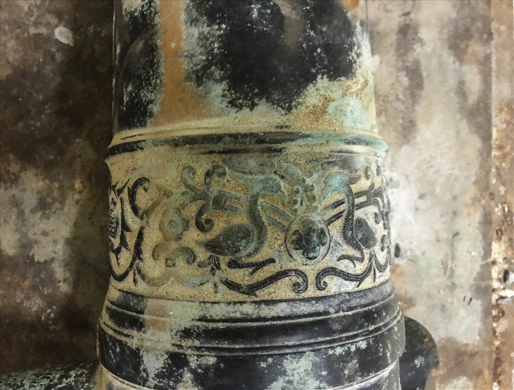 Và hoa văn đường diềm bao quanh thân súng
